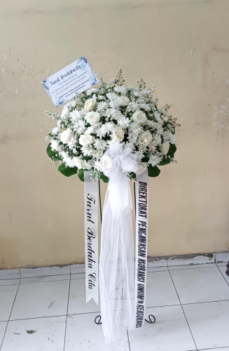 Standing Flower gerejakatedralsantamariapalangkaraya King Florist – Rangkaian Bunga Elegan untuk Ber